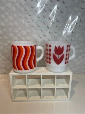 Vintage 🌷 milk glass coffee mugs (2)
